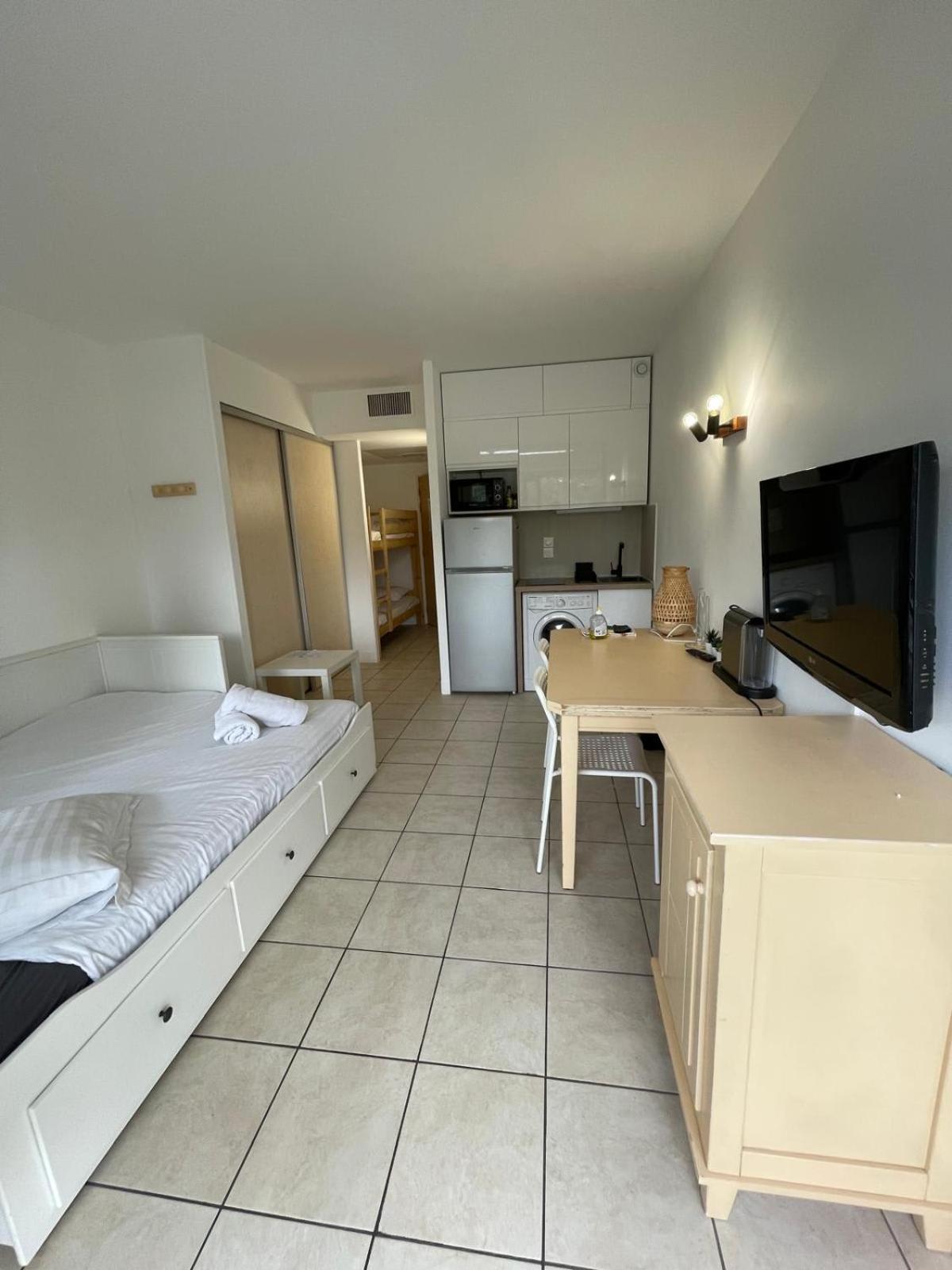 06U - Beautiful Studio In Residence - Swimming Pool And Tennis Court Saint-Laurent-du-Var Esterno foto